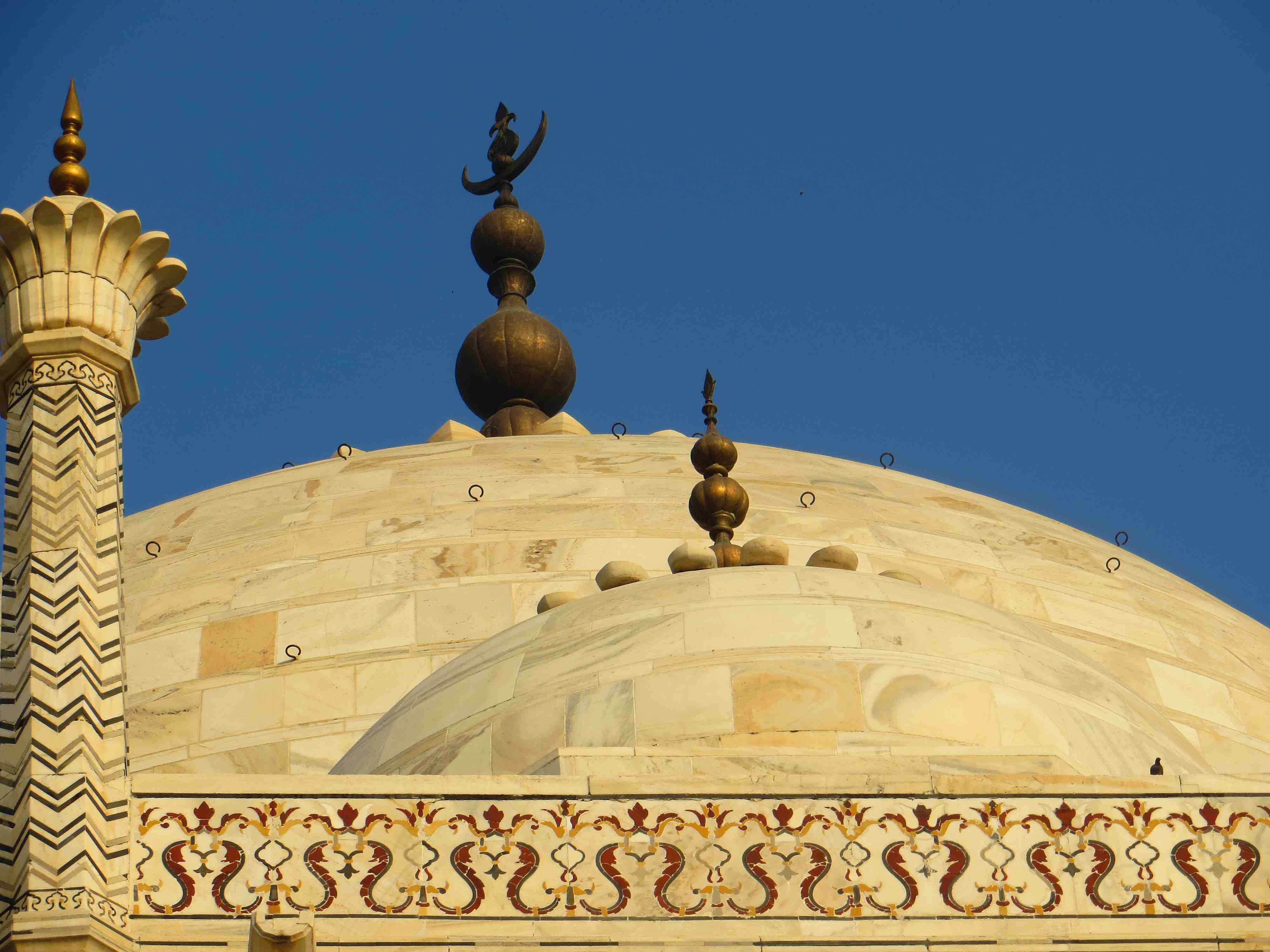 Древний шпиль. Тадж Махал купол. Тадж Махал главный купол. Тадж Махал купол внутри. Тадж Махал шпиль купола.